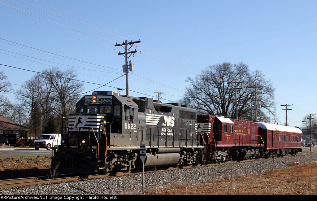 NS 5622 leads train 906 westbound